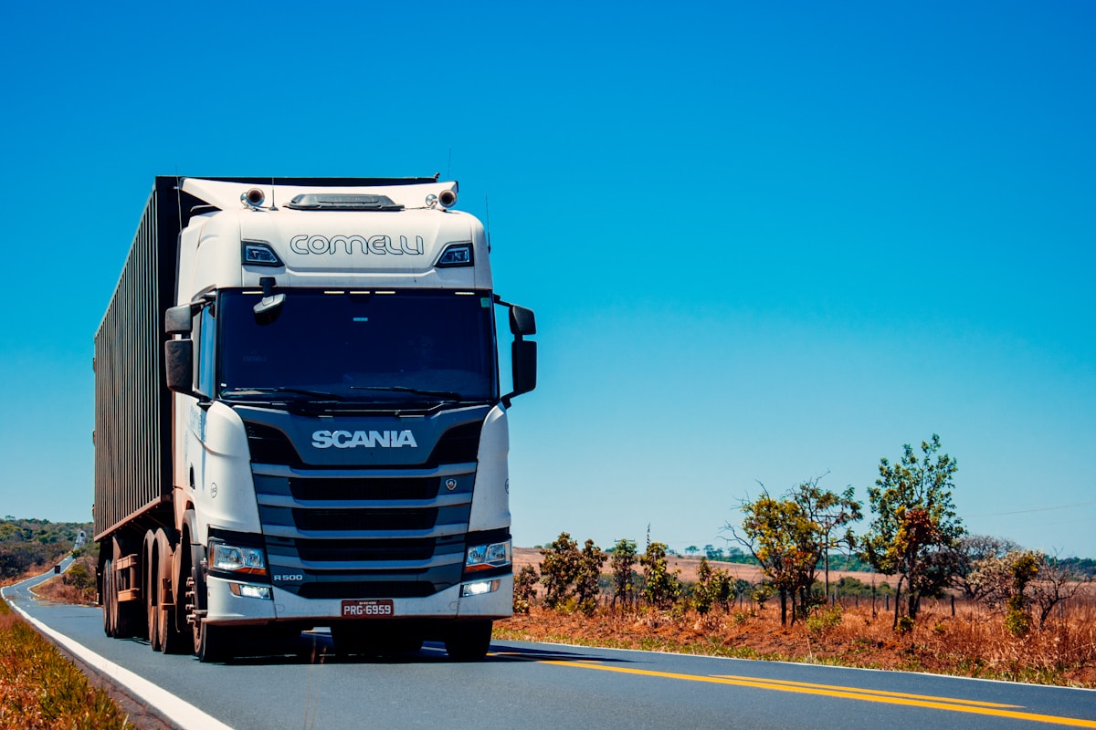 Caminhão comercial financiado em rodovia