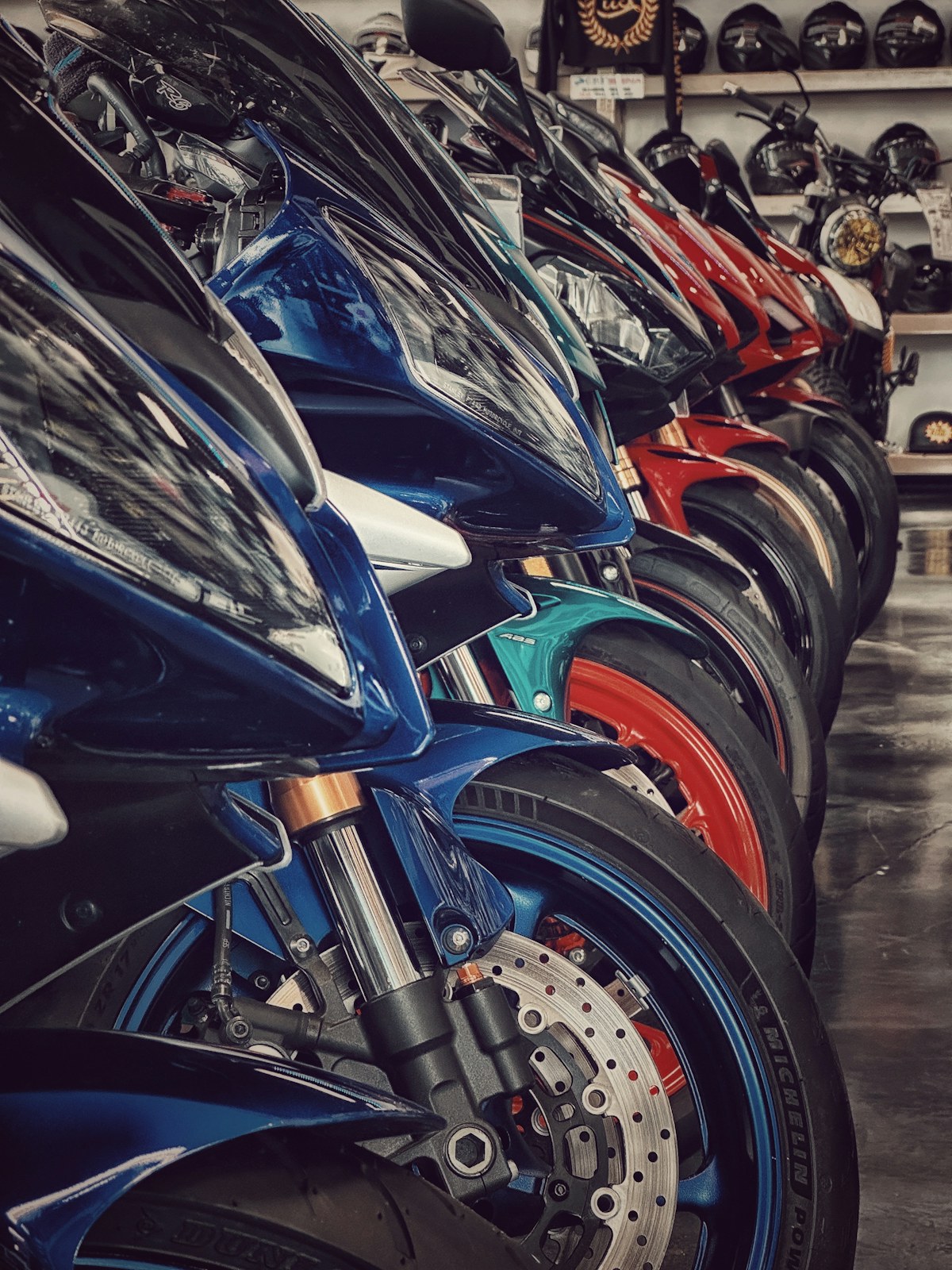 Motocicletas em showroom para financiamento